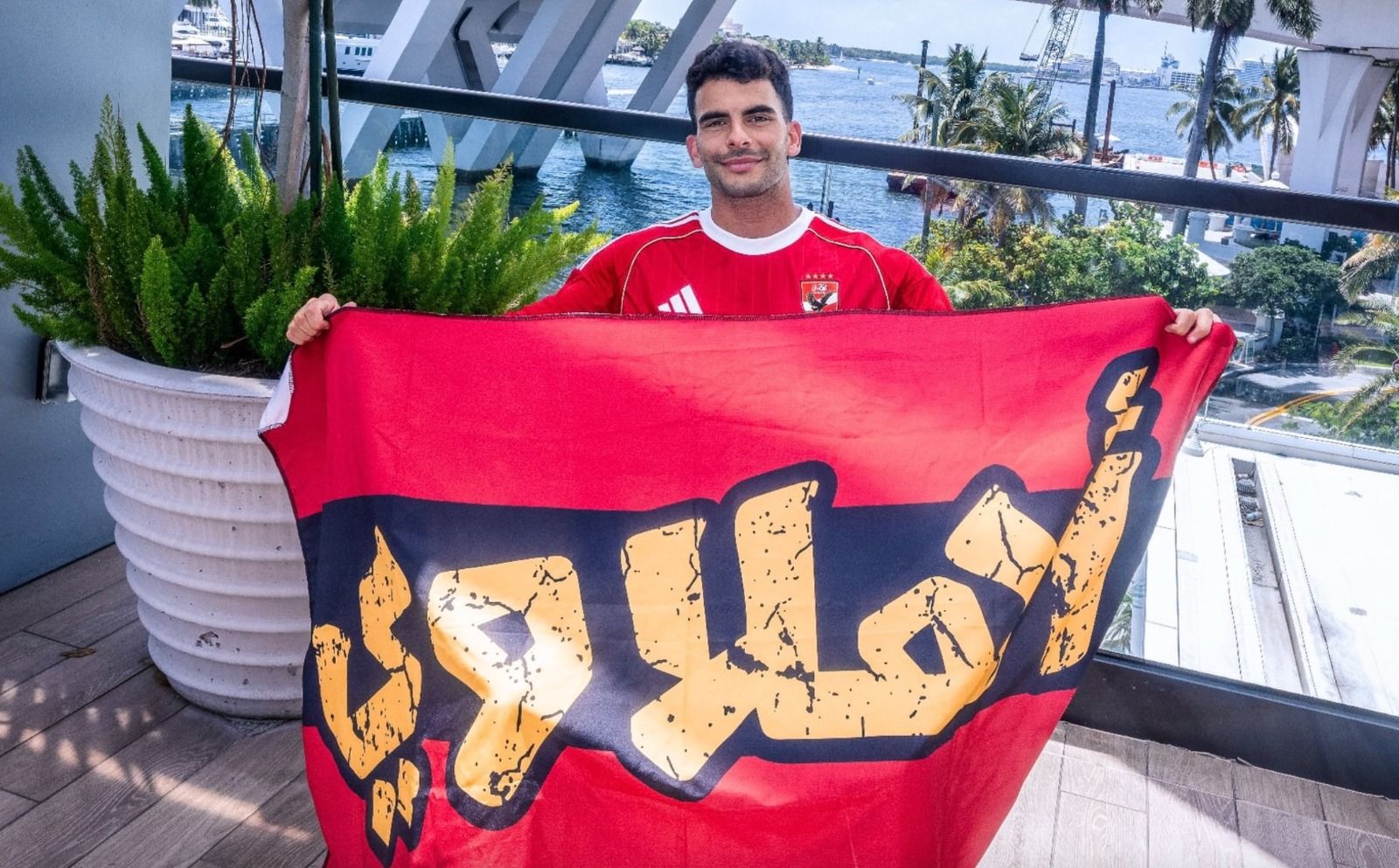 أحمد سيد زيزو يحمل شعار أهلاوي بعد وصوله ميامي للمشاركة في مونديال الأندية 2025