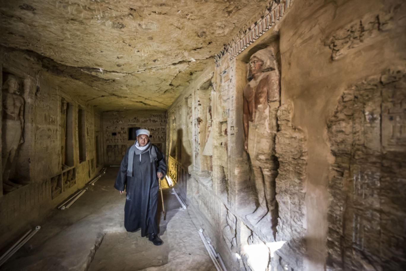مصري داخل أحد المناطق الأثرية (وكالات)