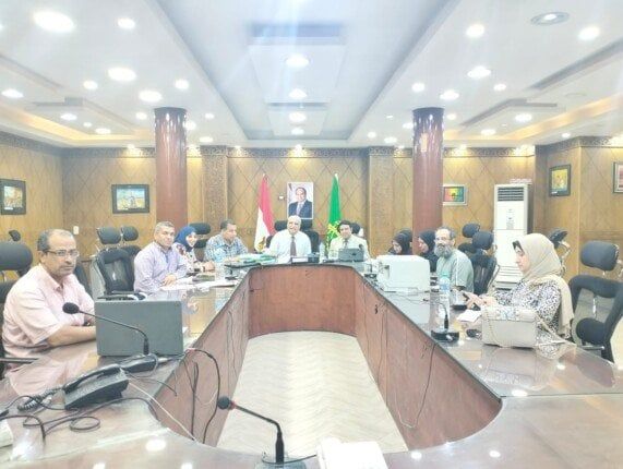 مدير تعليم القليوبية يتابع سير امتحانات الدبلومات الفنية من غرفة العمليات