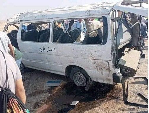 إصابة 10 أشخاص في انقلاب سيارة بالنزهة