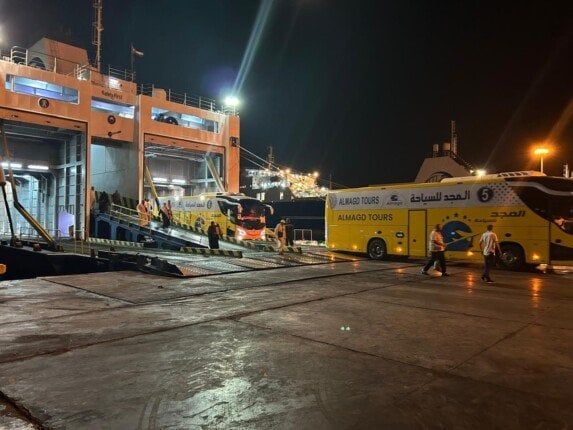 عودة أول فوج من حجاج البر عبر ميناء نويبع بإجمالي 295 حاجًا و8 باصات