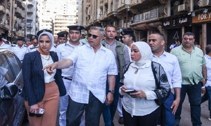 حملة مكبرة بالإسكندرية: المحافظ يغلق منشآت غير مرخصة ويشدد على الانضباط بشارع أطلس