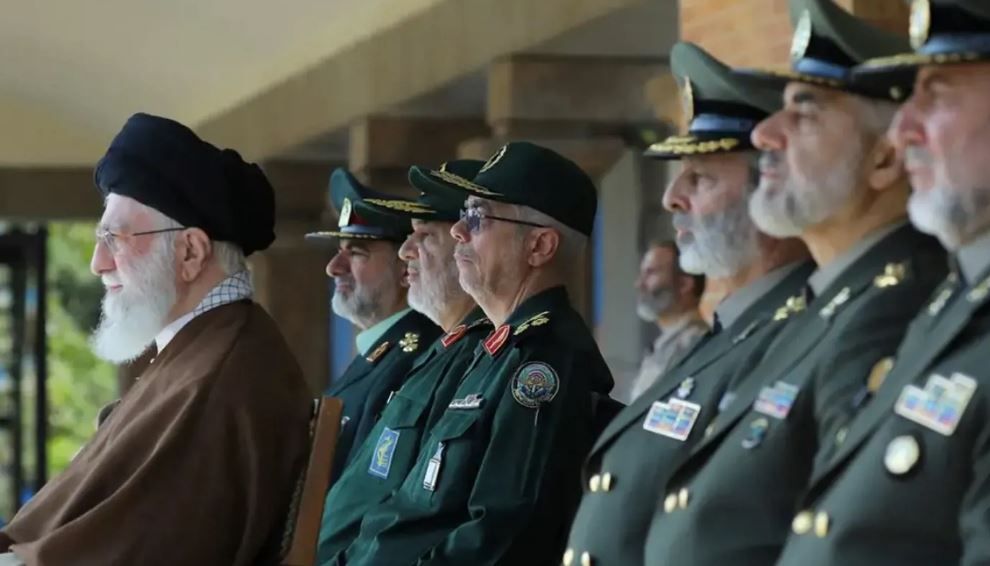 الخامنئي وقادة من الحرس الثوري (انترنت)