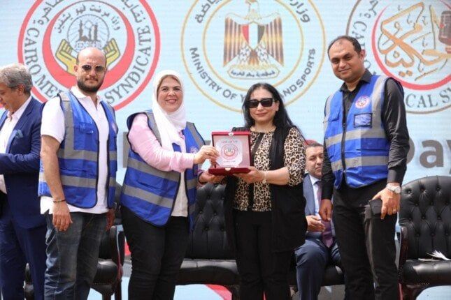 نقابة أطباء القاهرة تكرم مؤسس اتحاد أمهات مصر