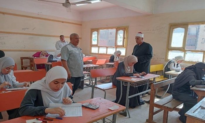 رئيس منطقة القليوبية الأزهرية يتفقد لجان الشهادة الثانوية بقليوب