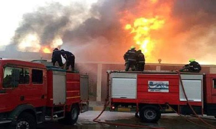 النيران تلتهم أرضا زراعية على مساحة فدان بالصف.. والدفع بسيارات الإطفاء
