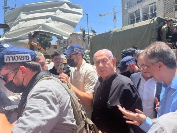 «شاحب الوجه ويرتدي الأسود».. أول ظهور لـ نتنياهو بعد خروجه من الملجأ