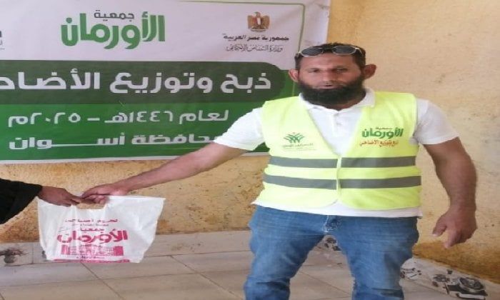 توزيع لحوم الأضاحي على 30 قرية بأسوان لدعم الأسر الأولى بالرعاية