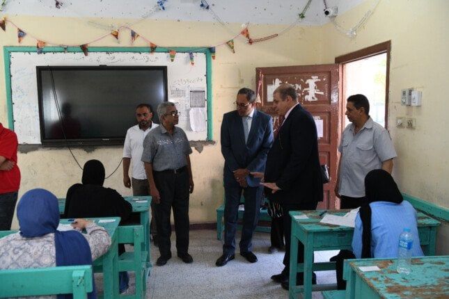 محافظ قنا يتفقد لجان امتحانات الثانوية العامة ويطمئن على انتظامها
