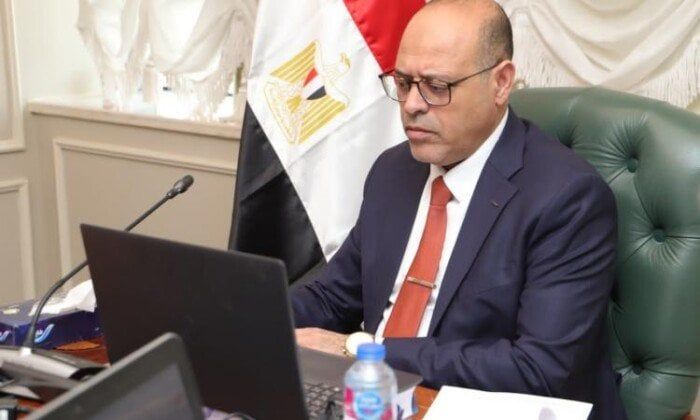 وزير العمل يعتمد صرف مليون و957 ألف جنيه لصالح 827 عاملًا غير منتظمة