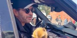 بعد حفله في مراكش .. النجم راغب علامة يتجول في جامع الفنا ويداعب قردة اسمها عزيزة - فيديو - تواصل نيوز