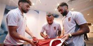 «فيفا» يحصل على توقيعات اللاعبين على قمصان الأهلي - تواصل نيوز