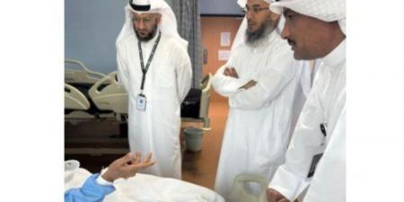 رئيس الخدمات الطبية في بعثة الحج الكويتية يطمئن على صحة أحد الحجاج الكويتيين في مكة المكرمة - تواصل نيوز
