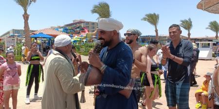 طبل ومزمار بلدي وتوزيع هدايا علي الشواطئ .. احتفالات الغردقة بالعيد - تواصل نيوز