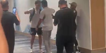 شاهد.. إمام عاشور يستقبل زيزو بالأحضان فى معسكر الأهلى بأمريكا - تواصل نيوز