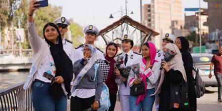 بالورود في الميادين.. وزارة الداخلية تشارك المواطنين الاحتفال بعيد الأضحى المبارك (فيديو وصور) - تواصل نيوز