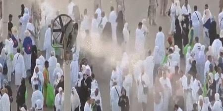 "رذاذ التبريد" والمظلات تخفف وطأة الحر عن ضيوف الرحمن بعرفات - تواصل نيوز