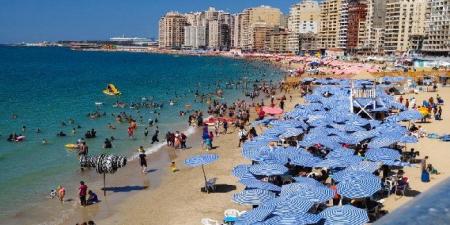 إقبال متزايد على شواطئ الإسكندرية في ثالث أيام عيد الأضحى - تواصل نيوز