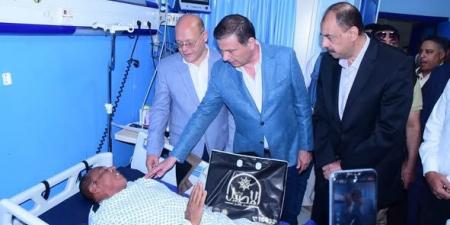 وزير الزراعة يزور الموظف المعتدى عليه أثناء تنفيذا قرار إزالة بسوهاج - تواصل نيوز