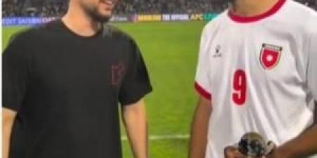 ولي العهد والأمير علي يهنئان المهاجم علوان بجائزة أفضل لاعب في مباراة العراق - تواصل نيوز