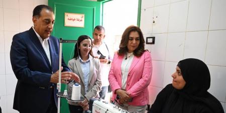 حصريا - رئيس الوزراء يتفقد "مشغل البحراوية" بقرية زاوية صقر - تواصل نيوز