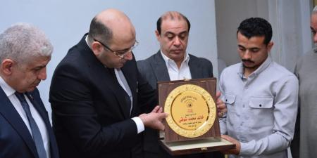 شاهد الان - وفد حماة الوطن يقدم واجب العزاء في وفاة شهيد الشهامة بالشرقية - تواصل نيوز