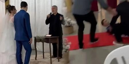 احنا بتوع الجديد - فيديو.. عريس يسقط مغشياً عليه من جمال عروسته ويثير ذهول المدعوين - تواصل نيوز