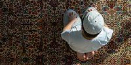 شاهد الان - هل الضحك أثناء الصلاة يبطلها؟.. أمين الفتوى يجيب - تواصل نيوز