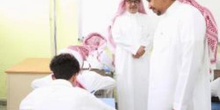 شاهد .. وكيل التعليم العام يطمئن على سير الاختبارات ويشارك الطلاب يومهم الدراسي - تواصل نيوز