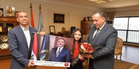 عاجل وحصرى - محافظ أسيوط يكرم الطالبة "أنجلينا عماد" ويمنحها درع "المسئولية" - تواصل نيوز