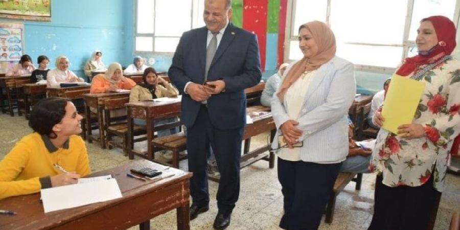 مدير تعليم بورسعيد يتابع امتحانات علوم الإعدادية بإدارة شرق التعليمية - تواصل نيوز