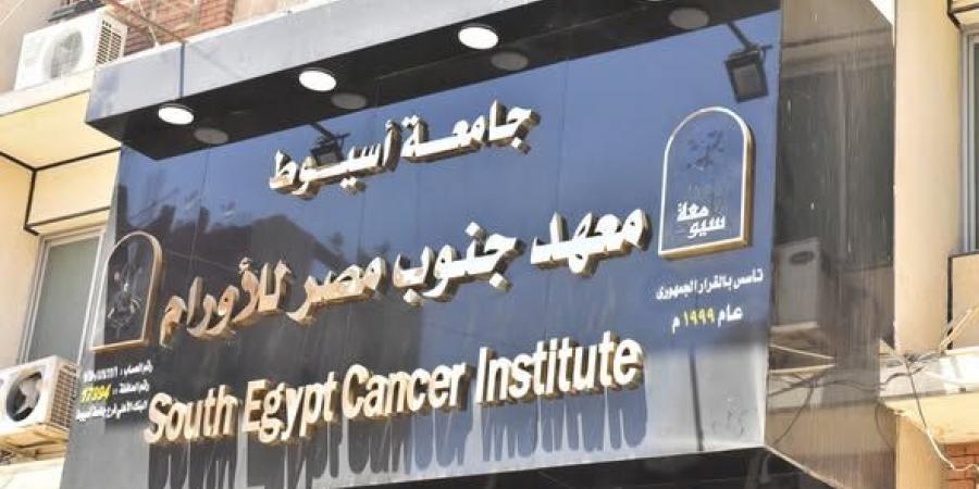 محافظ أسيوط يشارك أطفال معهد الأورام فرحتهم بقرب حلول عيد الأضحى ويوزع الهدايا والملابس - تواصل نيوز