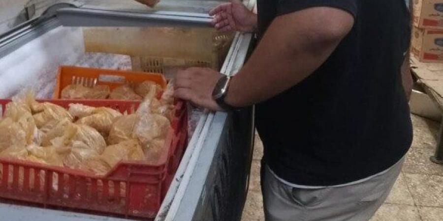 ضبط 1.5 طن هياكل دواجن غير صالحة للاستهلاك داخل مطعم بالخانكة - تواصل نيوز