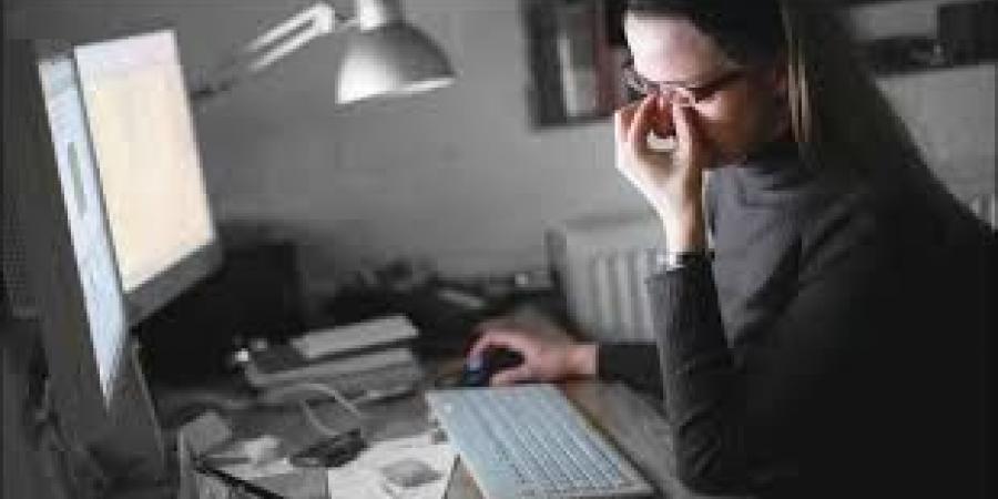 شاشاتك كتير؟ نصائح لحماية عيونك من أضرار الكمبيوتر - تواصل نيوز