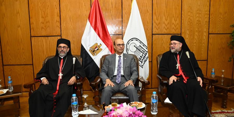 المنشاوي يستقبل قيادات الكنائس بجامعة أسيوط للتهنئة بعيد الأضحى - تواصل نيوز