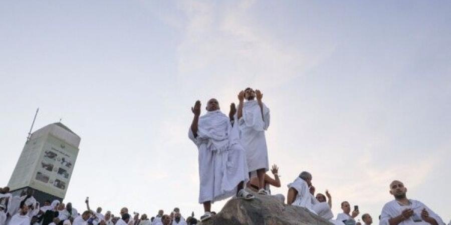الحجاج يتوافدون إلى جبل عرفة لأداء ركن الحج الأعظم - تواصل نيوز