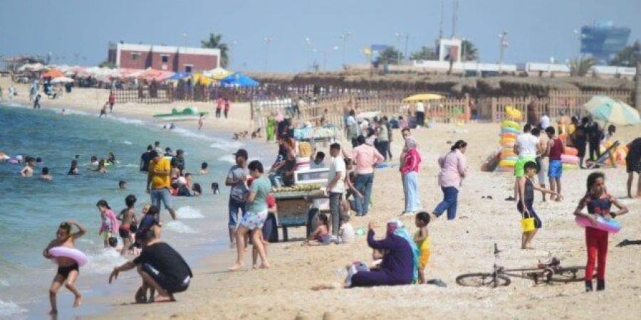 في ثاني أيام عيد الأضحى المبارك.. إقبال على شواطئ بورسعيد وجبل الملح - تواصل نيوز