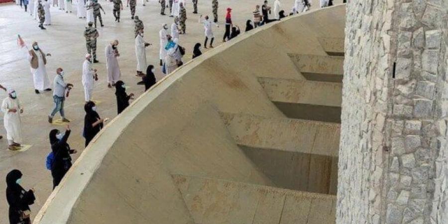 حجاج بيت الله الحرام يرمون الجمرات الثلاث في أول أيام التشريق - تواصل نيوز
