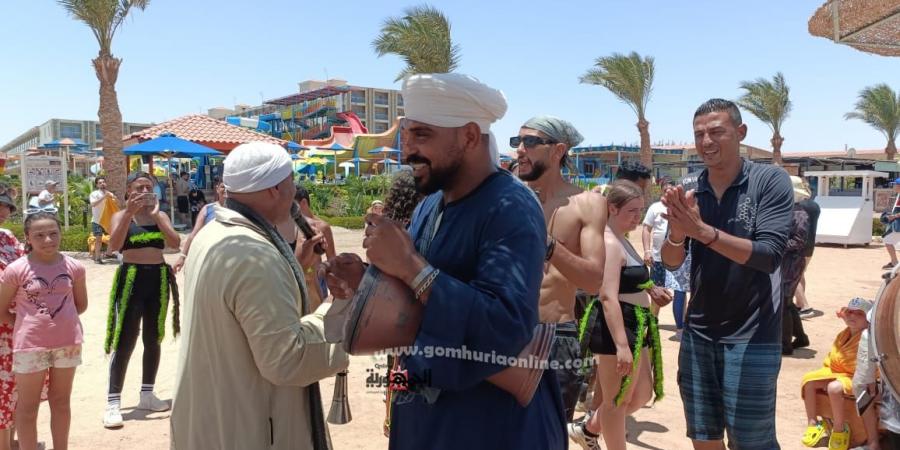 طبل ومزمار بلدي وتوزيع هدايا علي الشواطئ .. احتفالات الغردقة بالعيد - تواصل نيوز