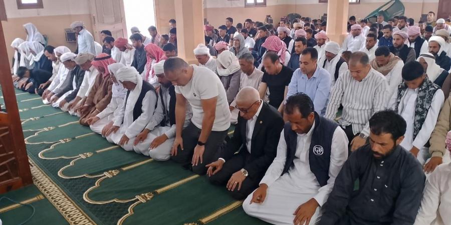 محافظ شمال سيناء يؤدي صلاه العيد وسط جموع المواطنين في مسجد الشلاق بالشيخ زويد  (صور) - تواصل نيوز