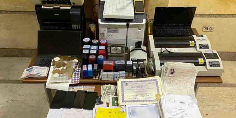 القبض على شخص فى الإسكندرية تخصص فى تزوير المحررات الرسمية - تواصل نيوز