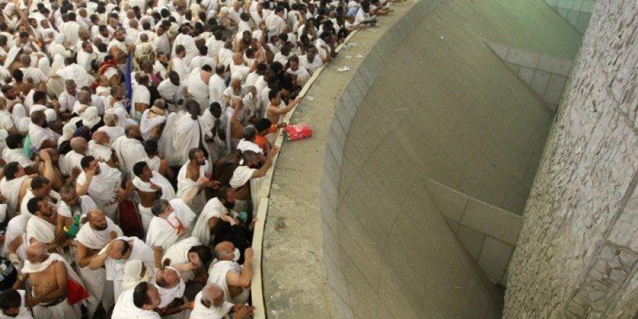 حجاج بيت الله الحرام يرمون الجمرات في أول أيام التشريق - تواصل نيوز
