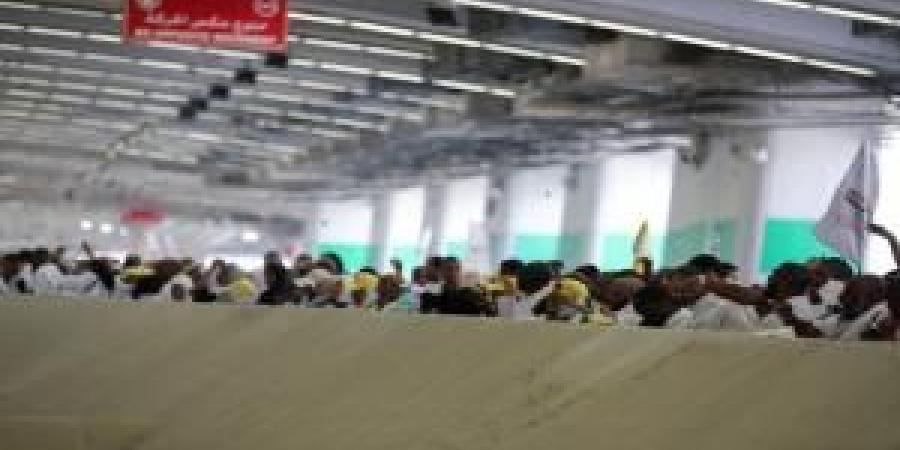 الحجاج يواصلون رمي الجمرات الثلاث بأول أيام التشريق - تواصل نيوز