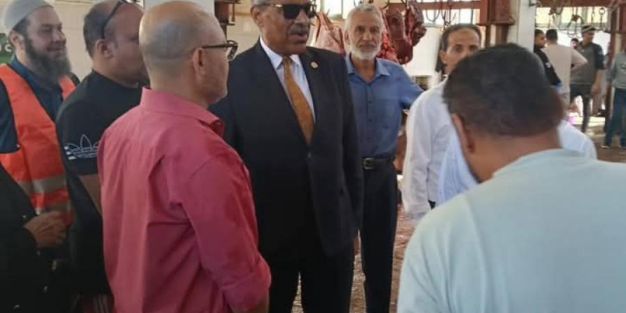 سكرتير عام محافظة مطروح يشهد نحر ١٠ عجول هدية الاورمان للفقراء - تواصل نيوز