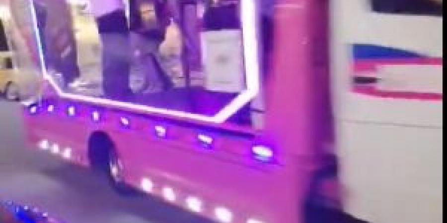 بالفيديو .. شاحنة عروض راقصة لفتيات تتجول في العاصمة وسط احتجاجات الاهالي - تواصل نيوز