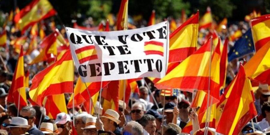 عشرات آلاف الإسبان يتظاهرون ضد حكومة سانشيز في مدريد بسبب شبهات فساد - تواصل نيوز