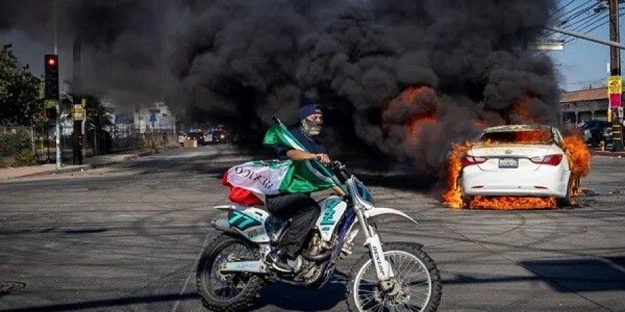 مواجهات وأعمال شغب في لوس أنجليس بين الشرطة الأميركية ومتظاهرين ضد مداهمات اعتقال المهاجرين - تواصل نيوز