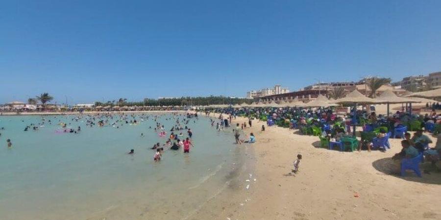 إقبال كثيف للمواطنين على شواطئ الغردقة خلال أيام عيد الأضحى المبارك - تواصل نيوز