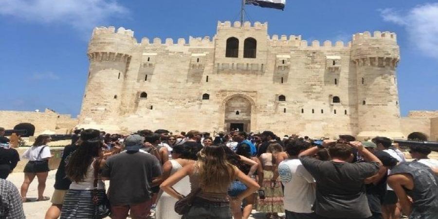 إقبال كبير على قلعة قايتباي بالإسكندرية في رابع أيام عيد الأضحى المبارك - تواصل نيوز