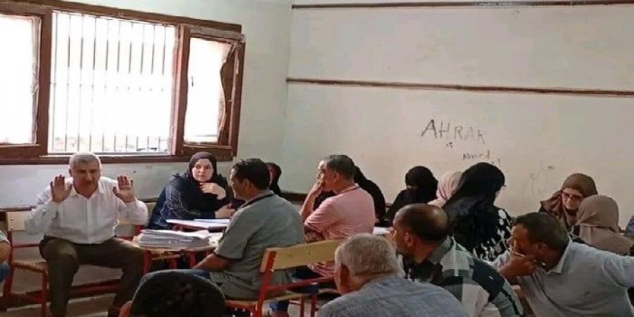 مدير التعليم بالشرقية يتفقد لجان تصحيح أوراق إجابة الشهادة الإعدادية - تواصل نيوز